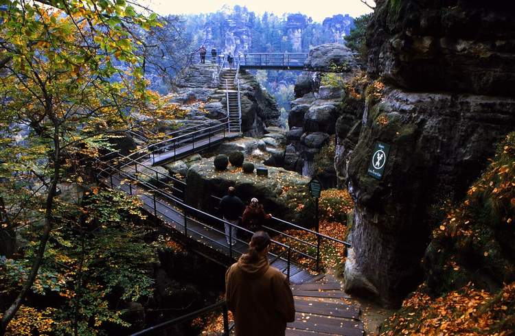 Wandelpaden en trappen van de rotsburcht Neurathen in de herfst