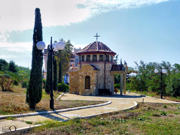 Часовня с крестом и кипарисами в Елените
