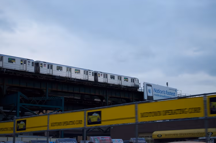Zug der Linie 7 auf der Hochbahn in Long Island City