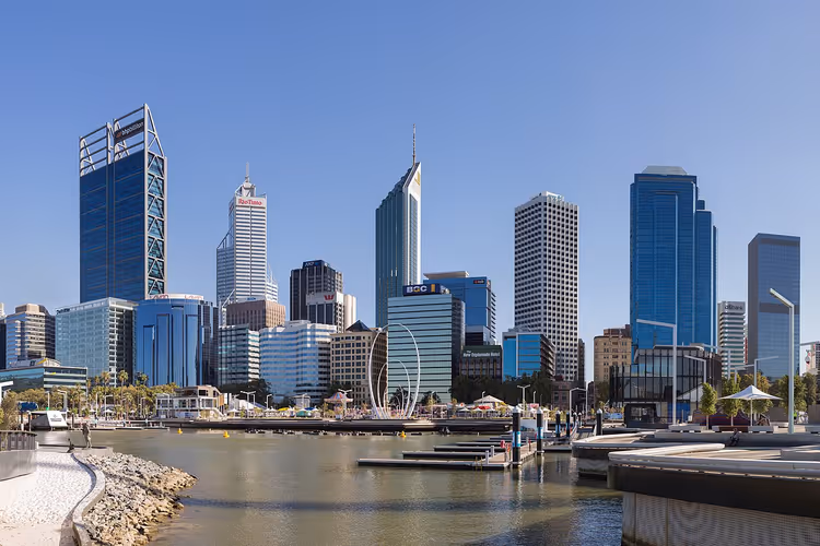 Panorama van de skyline van Perth met de waterkant
