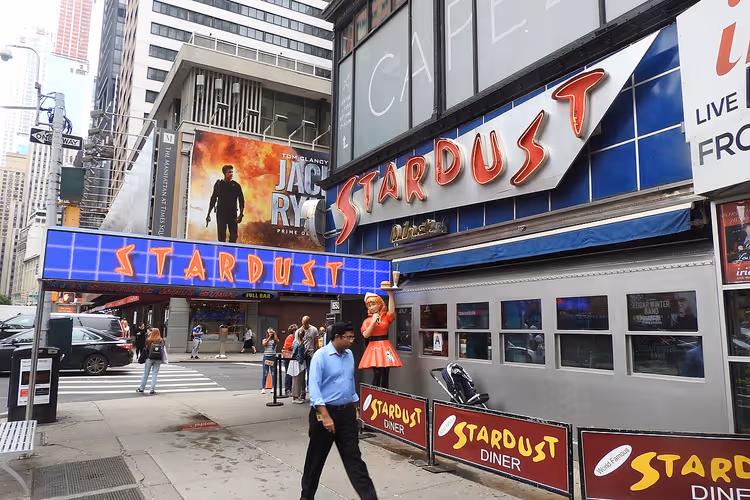Neonfaçade van Ellen's Stardust Diner aan de straat