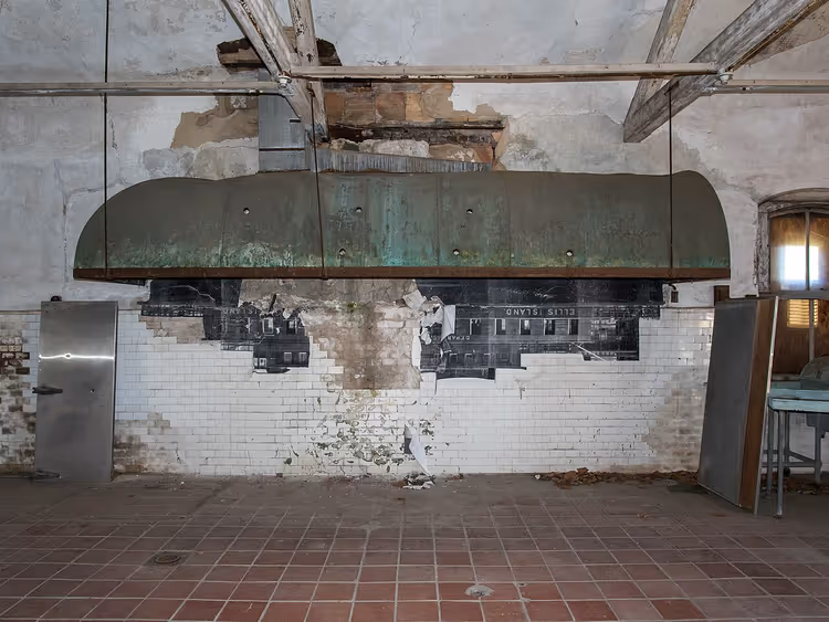 Forlatt likhus på Ellis Island med ventilasjonshette i kobber