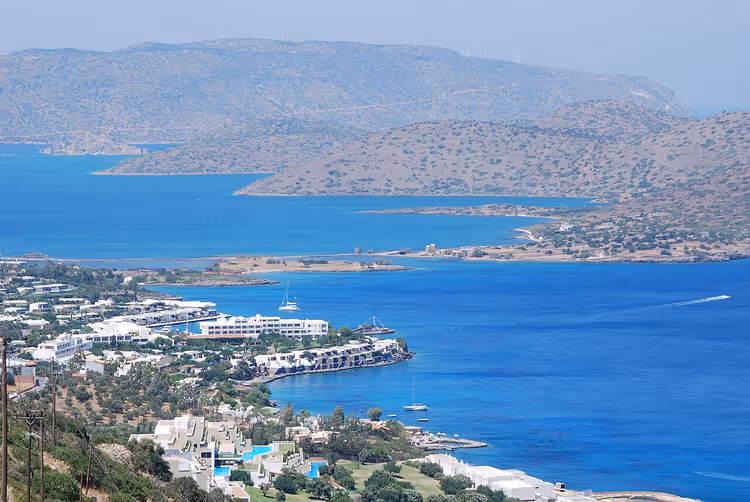 Panorama von Elounda mit weißen Hotels an der türkisfarbenen Bucht