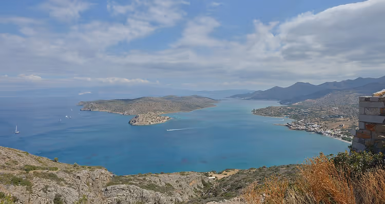 Panorama van de baai van Elounda met het eiland Spinalonga