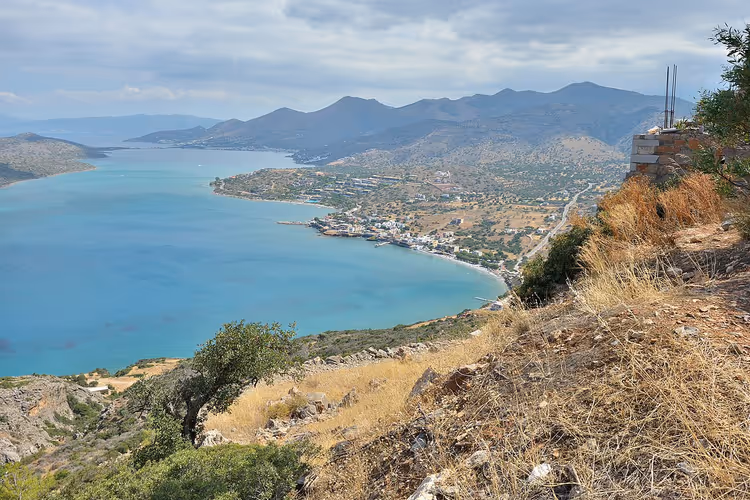 Panorama van de baai van Elounda met een dorp op Kreta