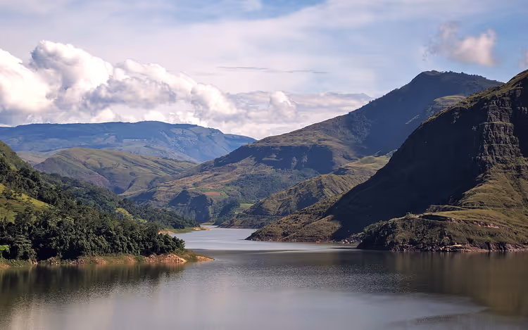 Reservatório de montanha entre encostas verdes na Venezuela