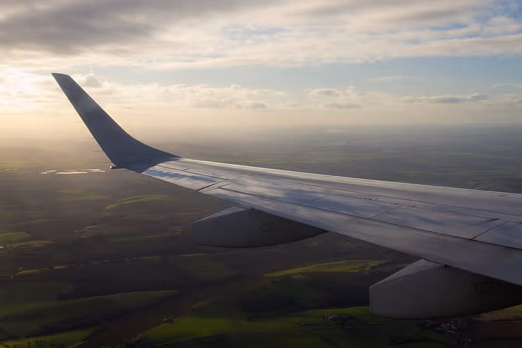 Asa de avião com winglet ao pôr do sol