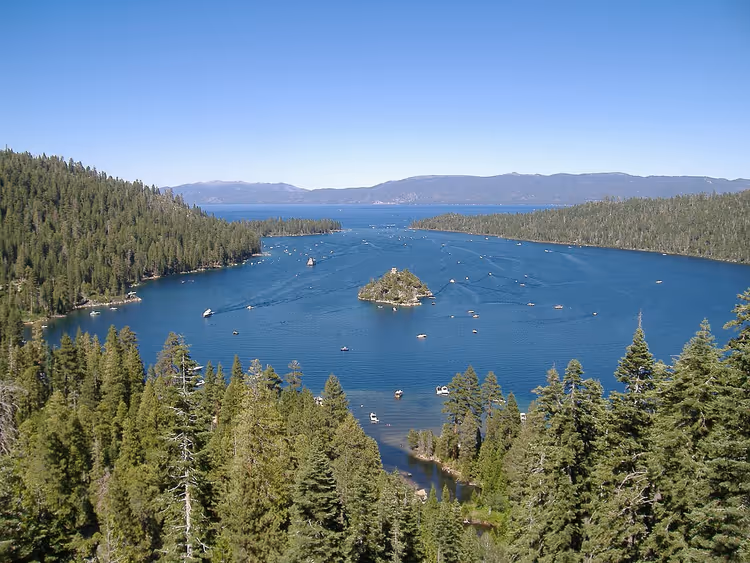 Suda ada ve teknelerle Emerald Bay