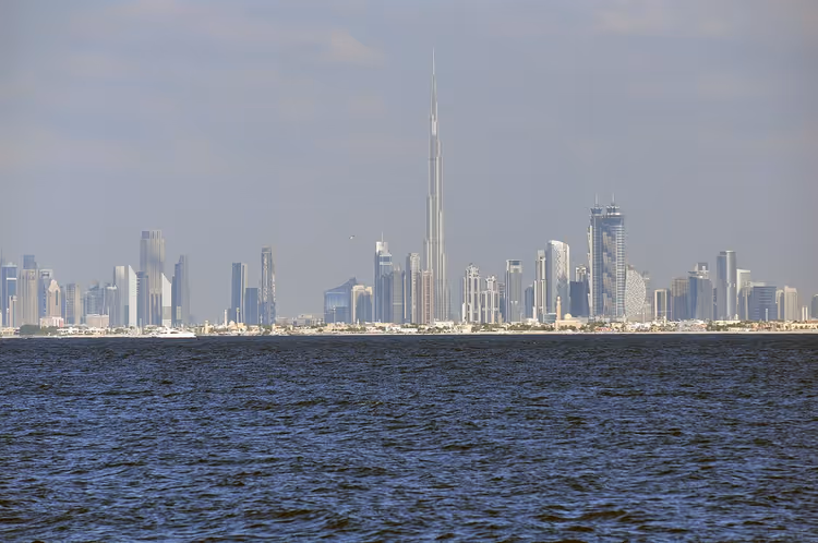 أفق دبي مع برج خليفة من البحر