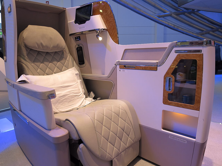 Mini barlı Emirates business class deri koltuğu