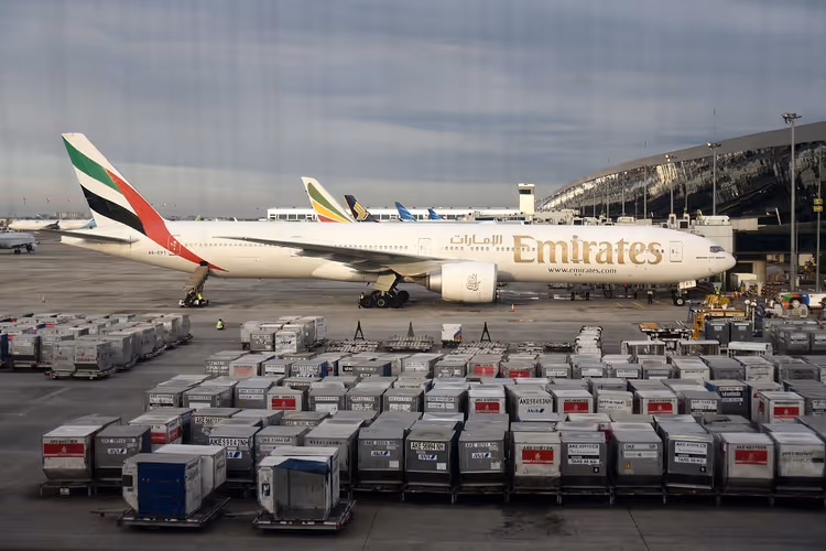 Emirates Boeing 777 på flyplassens oppstillingsplass