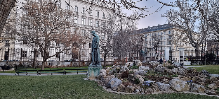Monument over Franz Joseph på plenen i Burggarten