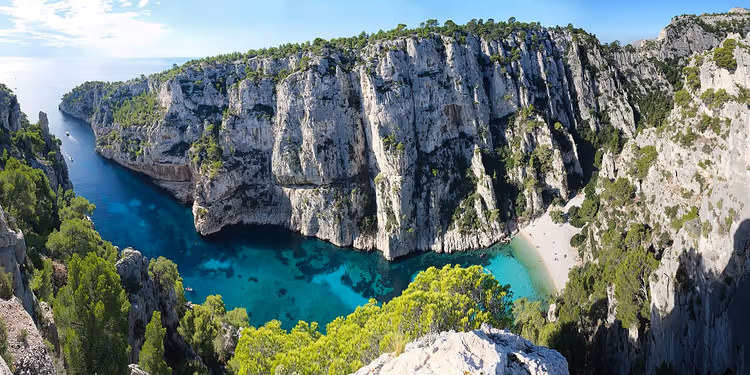 Calanque-bukt med bratte klipper og turkist vann