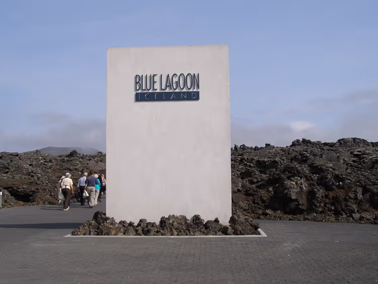 İzlanda'da bir lav alanı üzerinde Blue Lagoon giriş tabelası