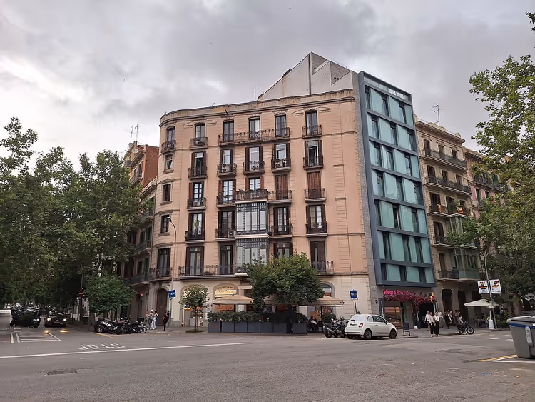 Hoekpand met balkons op een kruispunt in Barcelona