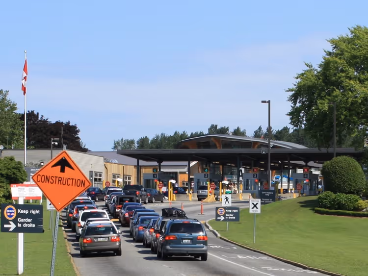 Rij auto's bij de grens tussen de VS en Canada