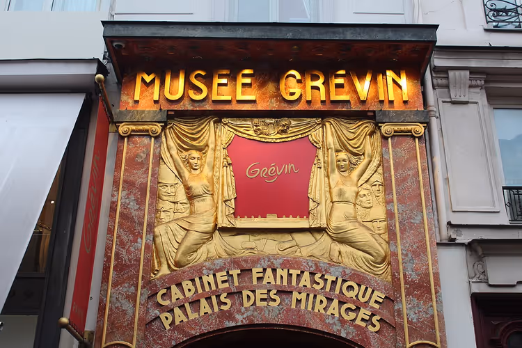 Paris'teki Grévin Müzesi'nin giriş cephesi