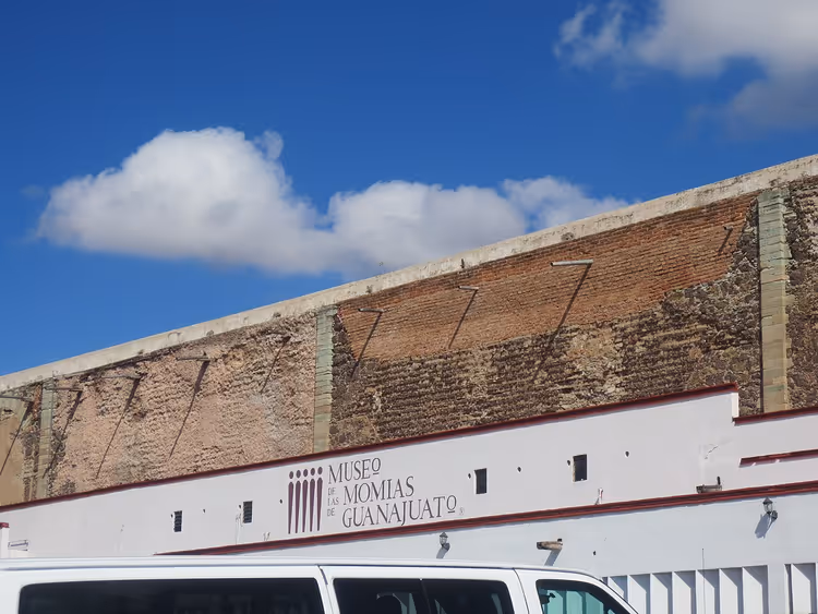 Gevel van het Mummy Museum van Guanajuato met bord