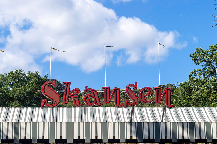 Rotes Schild über dem Eingang von Skansen