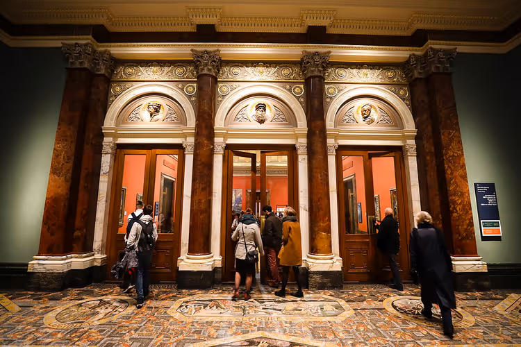 Marmorlobbyen i National Gallery med buer og folk