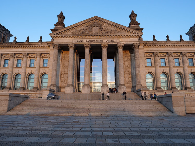 Westingang van de Rijksdag met brede trappen