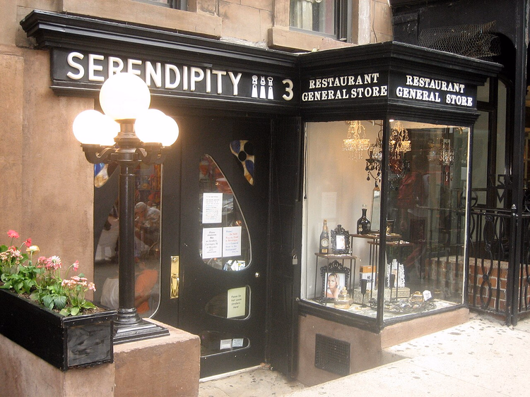 Вход в ресторан Serendipity 3 с вывеской