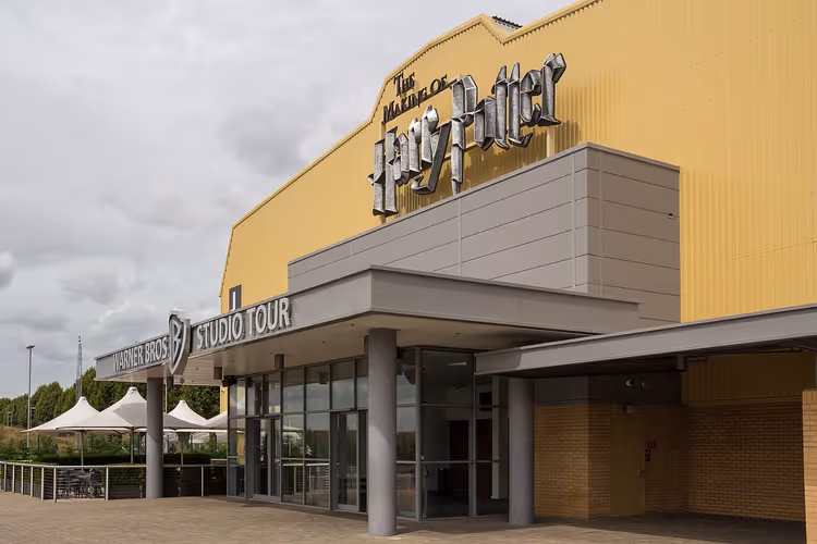Ingang van Warner Bros. Studio met een Harry Potter-bord