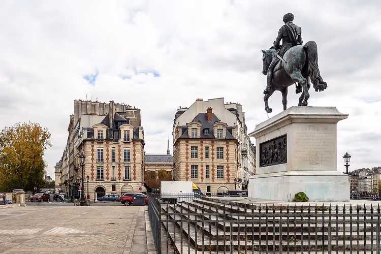 Bronsestatue av rytter på sokkel i Paris
