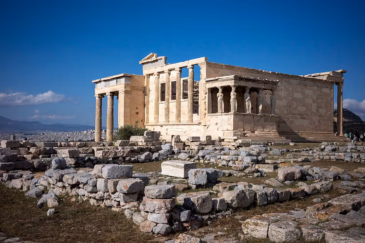 Det antikke tempelet Erechtheion på akropolis i Athen