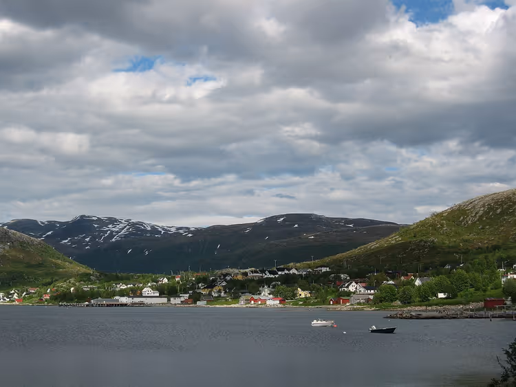 Bygda Ersfjordbotn ved fjorden med fjell