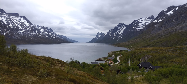 Ersfjorden blant snødekte fjell og en landsby ved stranden
