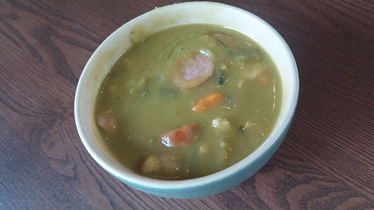 Dicke Erbsensuppe mit Räucherwurst in einer Schüssel