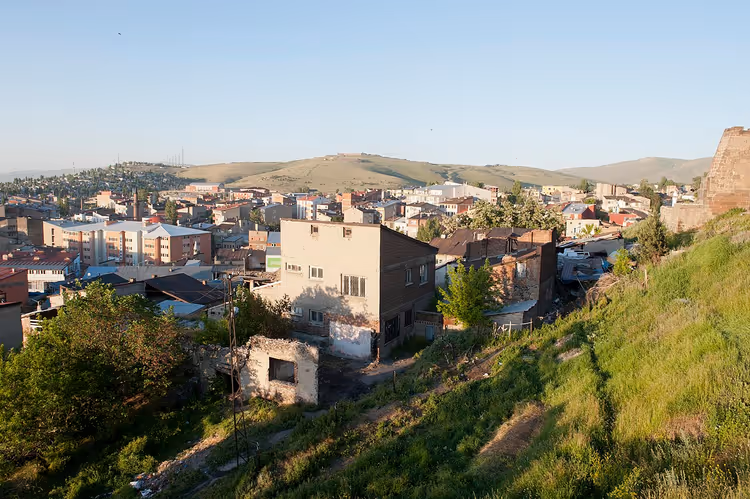Panorama over Erzurum fra en ås ved festningsmuren