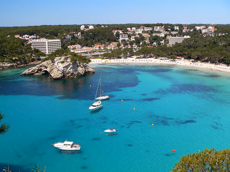 Cala Galdana-baai met turquoise water en boten
