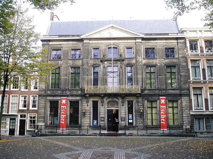 Fasaden til Escher-museet med bannere i gaten