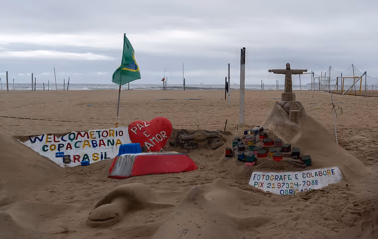 Kumsalda kum heykelleri ve Copacabana tabelası