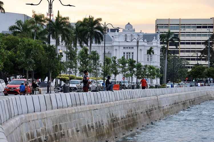 Waterkant van de Esplanade en het stadhuis van Georgetown bij zonsondergang