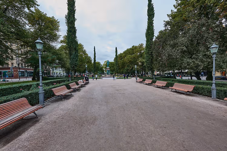 Pad door het Esplanade-park met banken en lantarenpalen