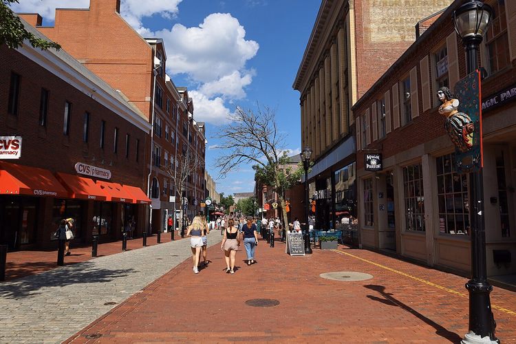 Fußgängerzone Essex Street in Salem an einem sonnigen Tag