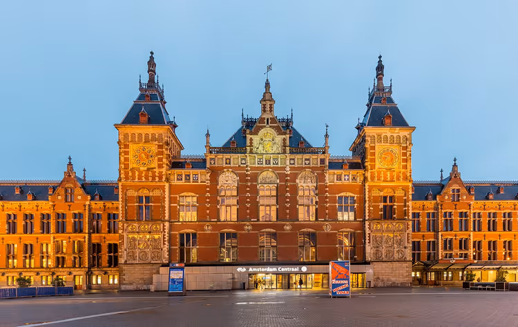 Façade de la gare centrale d'Amsterdam au crépuscule