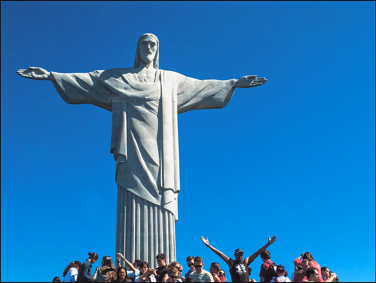 Christusstatue vor blauem Himmel