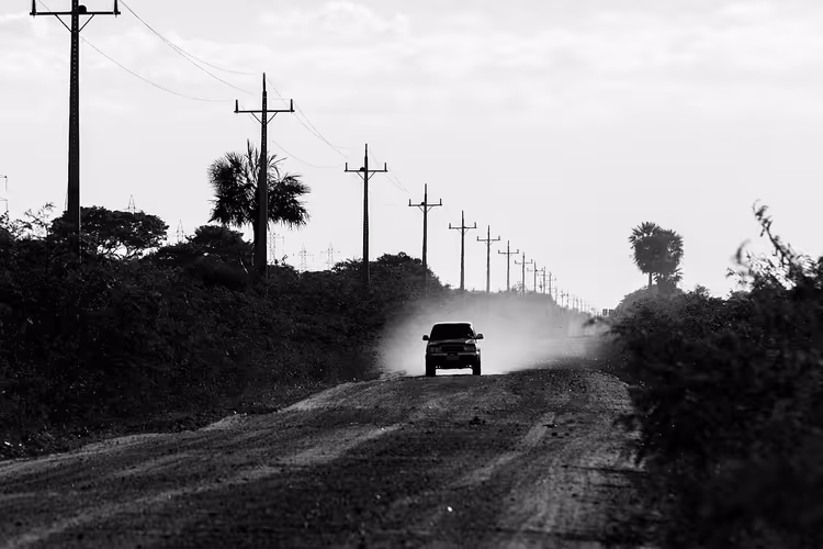 Pick-up a circular numa estrada de terra batida no Pantanal