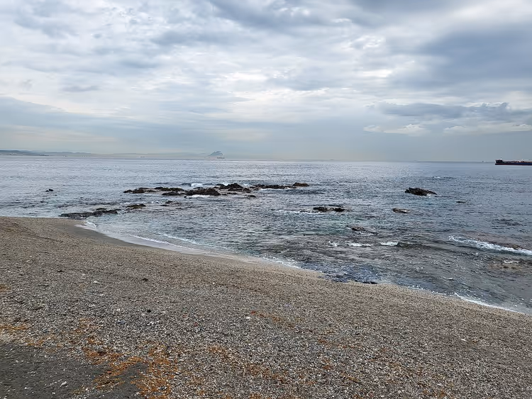 Rullesteinsstrand og hav ved Punta Blanca