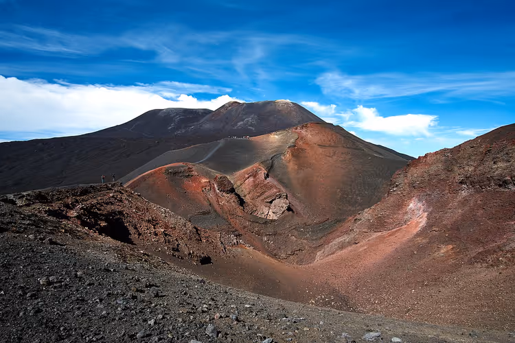 Mavi gökyüzü altında Etna Yanardağı'nın kraterleri ve yamaçları