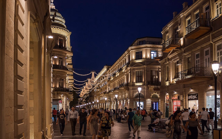 Via pedonale Nizami di sera con luci a festone e passanti