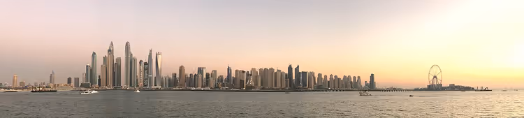 Kveldens skyline av skyskrapere i Dubai Marina