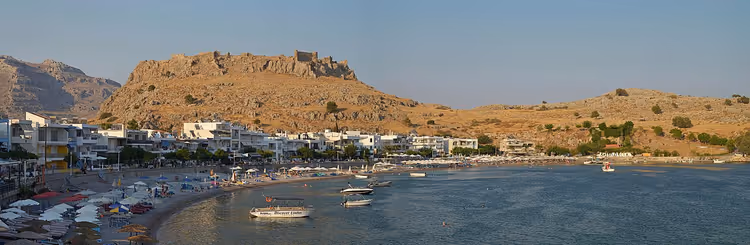 Avondzicht op Haraki Bay met strand