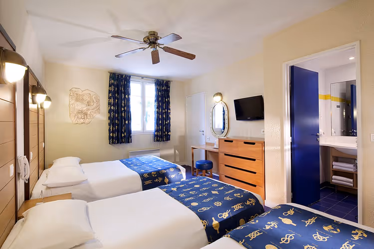 İki yataklı ve deniz temalı Explorers otel odası