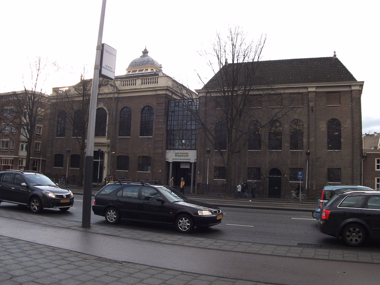 Teglsteinsbygninger fra tidligere synagoger med en kuppel