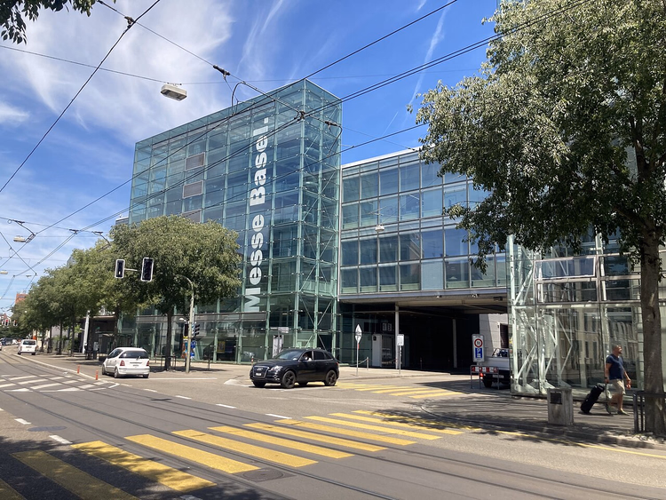 Glazen gevel van het expositiecentrum Messe Basel
